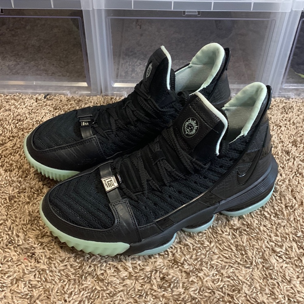 Used Lebron 16 “glows”